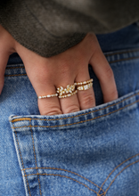 Load image into Gallery viewer, Bague Gaia 3 or recyclé 18 carats et diamant, porté