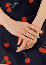 Load image into Gallery viewer, gaia bague 5 full diamond porté 3