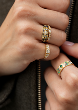 Load image into Gallery viewer, Ginger bague 2 diamant or jaune, diamants blancs, porté