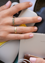 Load image into Gallery viewer, Alliance Miniflower Love 4 , or jaune 18 carats, diamants blancs Porté 5