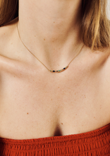 Load image into Gallery viewer, Gaia collier 1 vert, émeraudes, saphires, porté 1