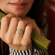 Load image into Gallery viewer, Bague Yellowstone 1 Anis en or 18k avec émeraudes et diamants blancs porté1