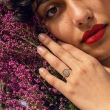 Load image into Gallery viewer, Bague Yellowstone 1 bleue or jaune, saphirs roses et bleus porté