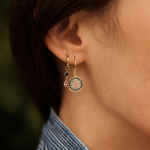 Load image into Gallery viewer, Yellowstone 3 bleues, saphirs bleus nuit, bleu, saphirs roses porté