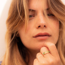 Load image into Gallery viewer, Bague Ava 2 verte or jaune, émeraudes, saphirs jaunes et diamants noirs, porté 1