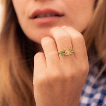 Load image into Gallery viewer, Bague Ava 2 verte or jaune, émeraudes, saphirs jaunes et diamants noirs, porté 2