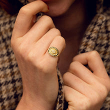 Load image into Gallery viewer, Bague Athéna 1 noire or jaune, saphirs et diamants portée 2