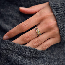 Load image into Gallery viewer, Bague Ava 2 bleue or jaune, saphirs roses, jaunes et bleus porté 2