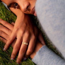 Load image into Gallery viewer, Ava bague 2 diamant or jaune, diamants, porté 1