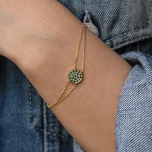 Load image into Gallery viewer, Bracelet Babystone or jaune, émeraudes et saphirs bleus porté