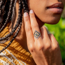 Load image into Gallery viewer, Ginger bague 3 forêt, émail, saphirs, diamants salt & pepper, porté 1