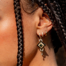 Load image into Gallery viewer, Ginger Boucles d'oreilles 1 Forêt, émail, saphirs, diamants salt & pepper, diamants noirs, porté 1