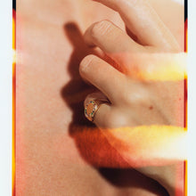 Load image into Gallery viewer, Chevalière Rainbow, or jaune et saphirs multicolores portée