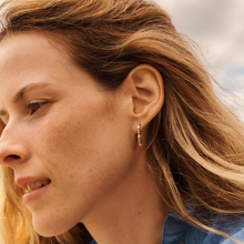 Load image into Gallery viewer, Gaia créoles diamants blancs et or jaune 18 carats porté
