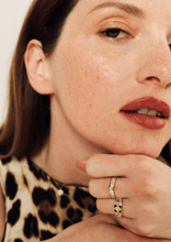 Load image into Gallery viewer, Alliance Miniflower Love 4 , or jaune 18 carats, diamants blancs porté 1
