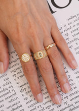 Load image into Gallery viewer, Bague Ani 4 Sable en or 18k avec saphirs vert tilleul, saphirs cognac, saphir vert, diamant blanc portée 2
