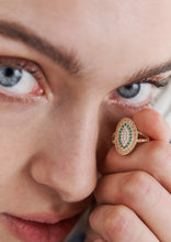 Load image into Gallery viewer, Ani Bague 5 Cognac, or 18k, saphirs cognac, émeraudes, diamants blancs portée 2
