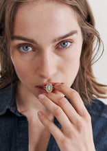 Load image into Gallery viewer, Ani Bague 5 Cognac, or 18k, saphirs cognac, émeraudes, diamants blancs portée 3
