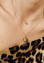 Load image into Gallery viewer, Collier Athéna 2 Noir, or jaune, saphirs et diamants face
