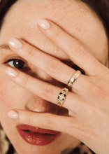 Load image into Gallery viewer, Bague Ava 2 jaune or jaune, émail noir, saphirs jaunes, diamants noirs et champagne portée
