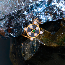 Load image into Gallery viewer, Sophie d'Agon, bague en or jaune 18 carats, Selene, onyx, diamants, diamants blancs, émeraude, nature morte
