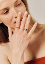 Load image into Gallery viewer, Gaia Bague 2 Rouge avec saphir rose, émeraude et rubis porté 1
