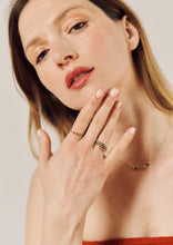 Load image into Gallery viewer, Gaia Bague 2 Rouge avec saphir rose, émeraude et rubis porté 2
