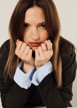 Load image into Gallery viewer, Ginger Bague 2 Bleue, or jaune, saphir bleu, diamant salt and pepper, porté 2
