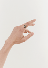 Load image into Gallery viewer, Ginger bague 4 Forêt, émail, saphir, diamants salt &amp; pepper, porté 3
