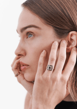 Load image into Gallery viewer, Ginger bague 5 forêt, émail, saphir, diamants salt &amp; pepper, diamants noirs, porté 1
