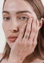 Load image into Gallery viewer, Ginger bague 6 bleue, or jaune, saphir bleu, diamant, saphir vert, porté 1
