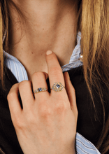 Load image into Gallery viewer, Ginger bague 6 bleue, or jaune, saphir bleu, diamant, saphir vert, porté 2
