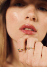 Load image into Gallery viewer, Miniflower bague 1 rouge, or jaune, saphir rose, rubis, émeraudes, porté 1
