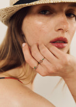 Load image into Gallery viewer, Miniflower bague 1 rouge, or jaune, saphir rose, rubis, émeraudes, porté 1
