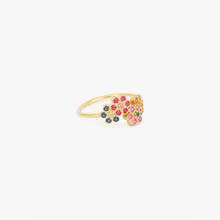 Cargar imagen en el visor de la Galería, Sophie d'Agon, Miniflower Bague 4 Pop, or jaune 18 carats, saphirs bleu nuit, rubis, saphirs roses, saphirs cognacs, émeraude, profil
