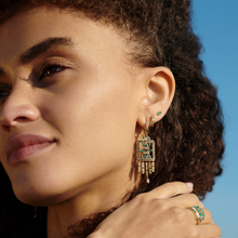 Load image into Gallery viewer, Boucles d&#39;oreilles Rita 1 Verts en or 18 K, Saphirs, Diamants et émeraudes Porté 1
