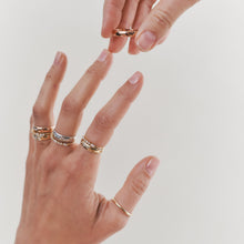 Load image into Gallery viewer, Alliance Miniflower Love 3 , or jaune 18 carats, diamants blancs Porté 2
