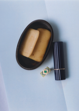 Load image into Gallery viewer, Bague Ani 2 Hydra en or 18k avec émeraudes, saphirs bleus et diamants blancs, nature-m
