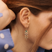 Load image into Gallery viewer, Ani Boucles d'oreilles 2 Verte porté 1
