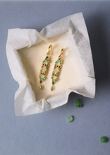 Load image into Gallery viewer, Boucles d’oreilles Ava or jaune, diamants noirs, saphirs jaunes et émeraudes, nature-m
