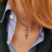 Load image into Gallery viewer, Ava Collier 1 Marine, or Jaune , diamants blancs, saphirs bleu porté 3
