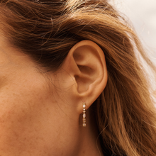 Load image into Gallery viewer, Gaia créoles diamants blancs et or jaune 18 carats porté
