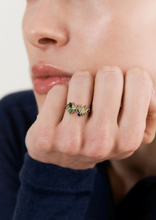 Load image into Gallery viewer, Bague camélia or saphirs bleu emeraude verte sophie d&#39;agon portée 2
