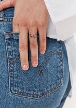 Load image into Gallery viewer, Bague camélia rose, or jaune, émeraudes, saphirs roses et rubis, porté 4
