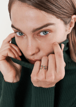 Load image into Gallery viewer, Bague camélia rose, or jaune, émeraudes, saphirs roses et rubis, porté 2
