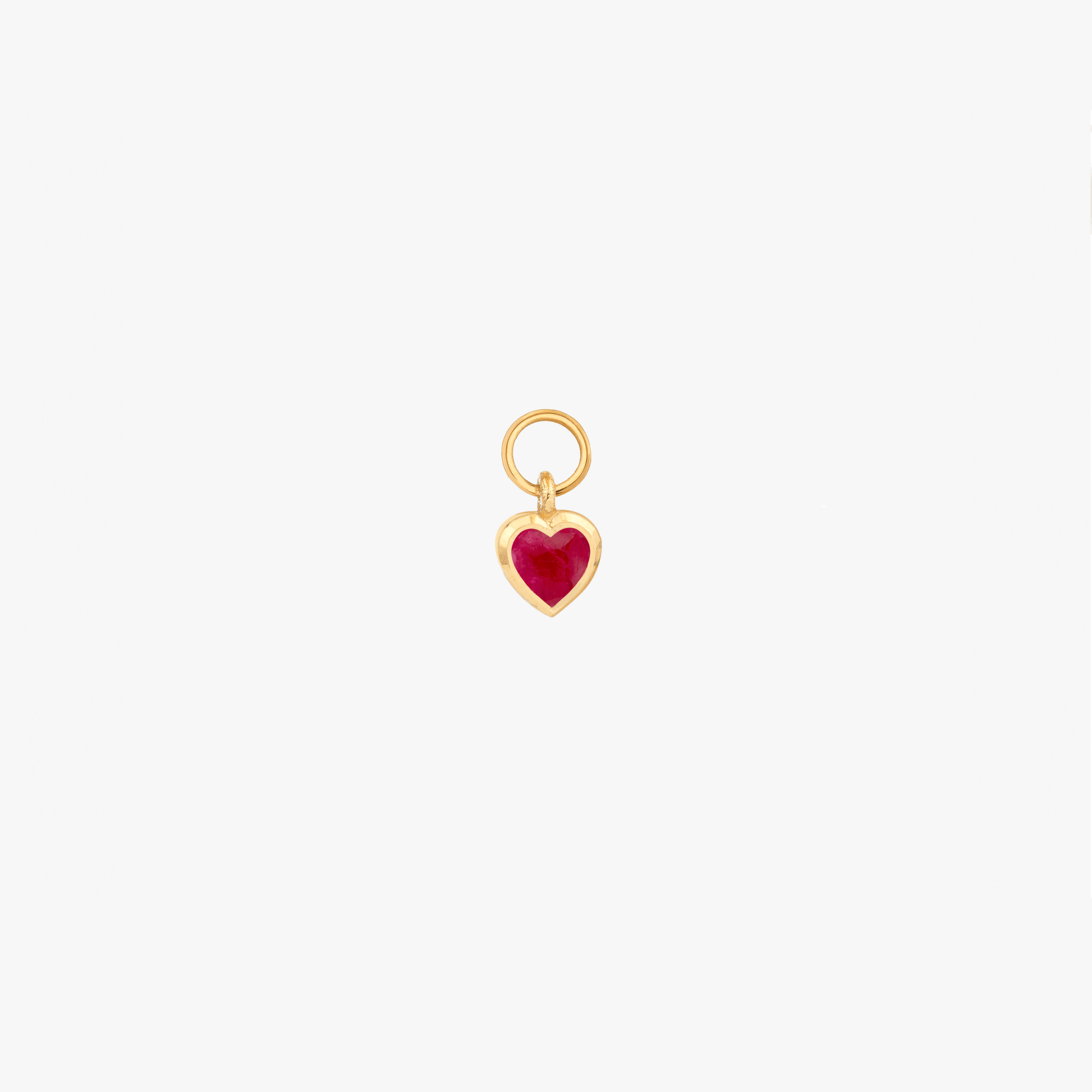 charm mini boucle d'oreilles Petit Coeur en or jaune 18 carats et rubis face