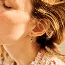 Load image into Gallery viewer, Charm Luciole turquoise or jaune 18 carats turquoise naturelle porté 2
