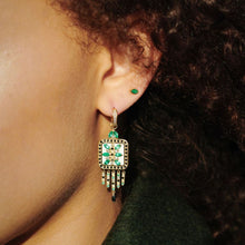 Load image into Gallery viewer, Boucles d&#39;oreilles Rita 1 Verts en or 18 K, Saphirs, Diamants, émail et émeraudes Porté 1
