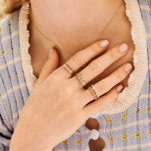 Load image into Gallery viewer, Gaia bague 2 diamants or jaune, diamants blancs, porté 4

