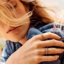 Load image into Gallery viewer, Gaia bague 2 diamants or jaune, diamants blancs, porté 3
